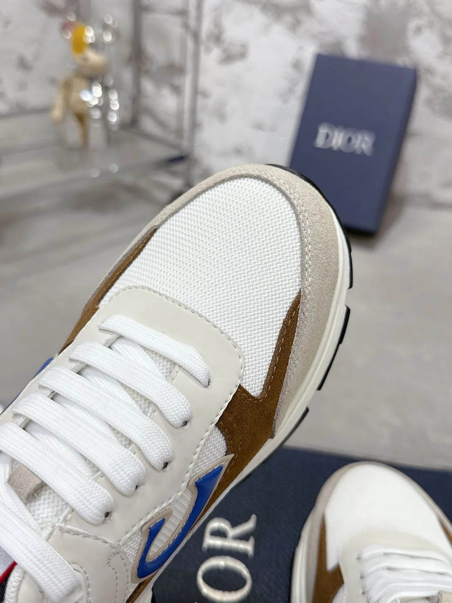 Men's men's shoes💰580💰 Dior Dior's latest color matching B30 series dad sneakers original 17960💰 purchased for development and production Brand new B30 sneakers Dad Shoes style shoes that follow the trend of the retro market The Dior logo on the tongue also indicates that this pair of shoes is the B30 model! B30 uses fine-textured leather and mesh cloth materials to form a shoe body. There are conspicuous letters CD on both sides of the shoe body to indicate identity. Many lines on the shoe body outline details to make the shoes look less monotonous and full of retro flavor. The delivery counter is exquisitely packaged🛍📦 ▪️Fabric: Original customized technical fabric + mesh ▪️Inner lining: Customized breathable lining ▪️Outsole: Original molded IP foam + TPU outsole ▪️Sole thickness: 3.5CM ▪️Size: Men's size 39-46 (Male size 38.45.46 customized)